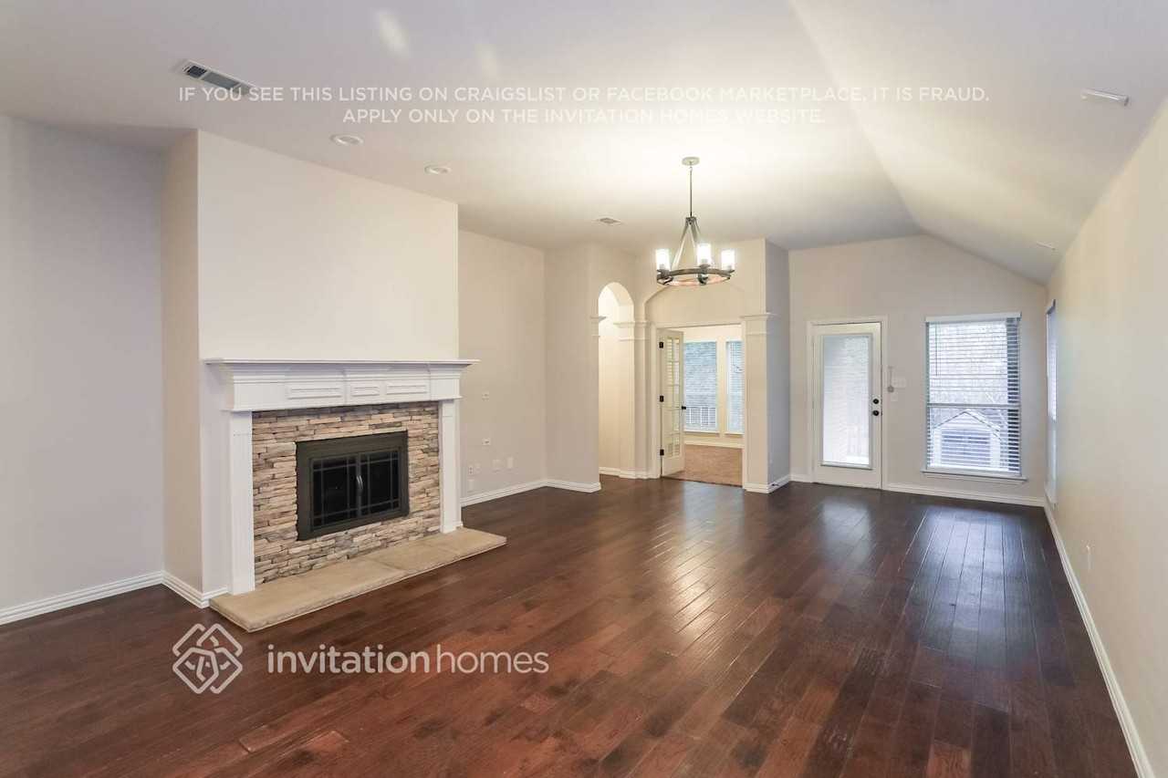 3008 Crossridge Dr - Photo 3 of 15