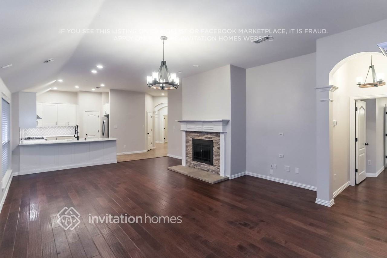 3008 Crossridge Dr - Photo 4 of 15