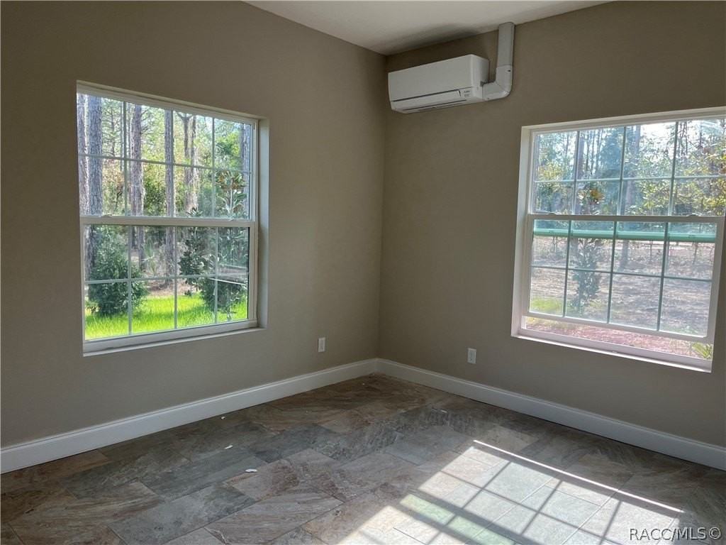 748 N Heathrow Dr - Photo 5 of 8