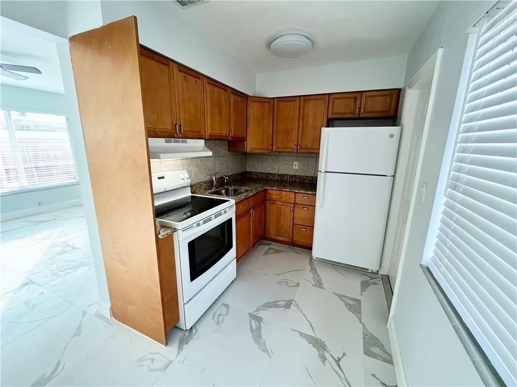 1652 Ne 33rd St #A - Photo 4 of 13