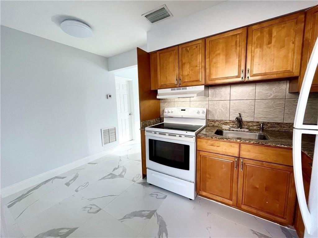 1652 Ne 33rd St #A - Photo 5 of 13