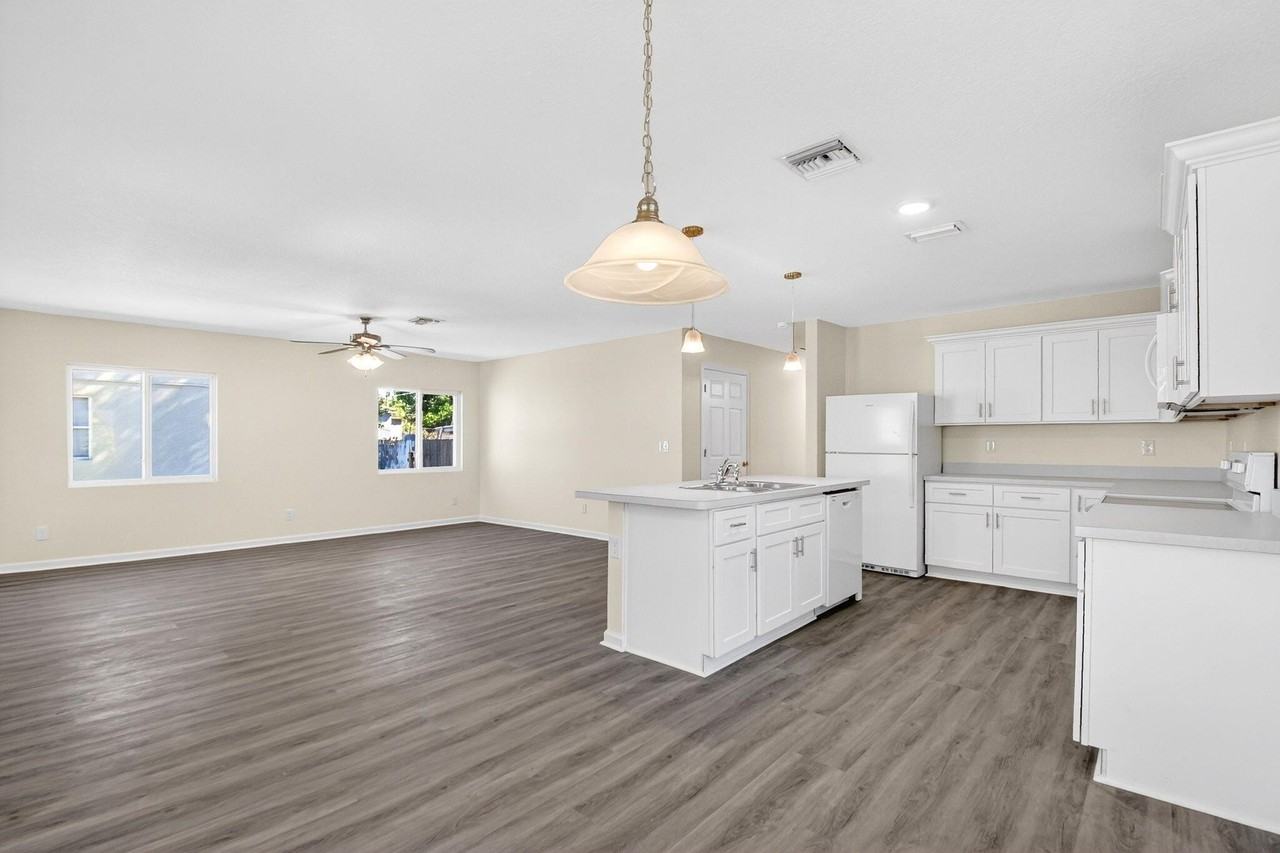 857 W 3rd St - Photo 5 of 22