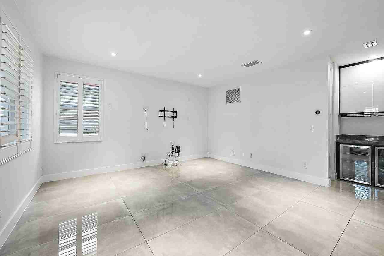 729 Duchess Ct - Photo 6 of 41