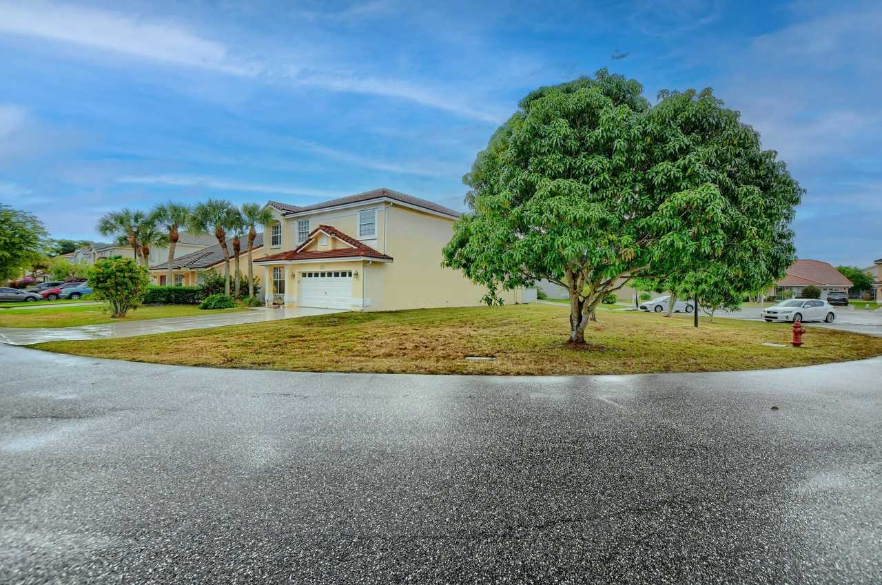 18165 Blue Lake Way - Photo 4 of 47