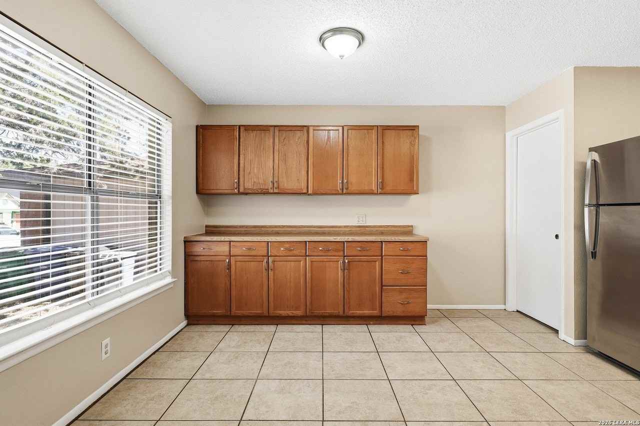 7318 Corian Park Dr - Photo 5 of 25