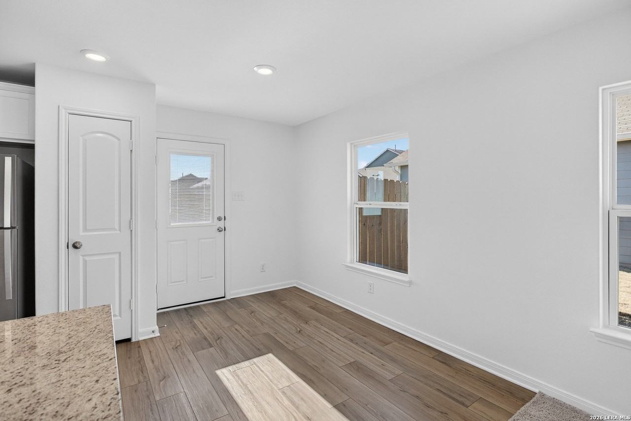 582 Gabbro Gdns - Photo 7 of 30