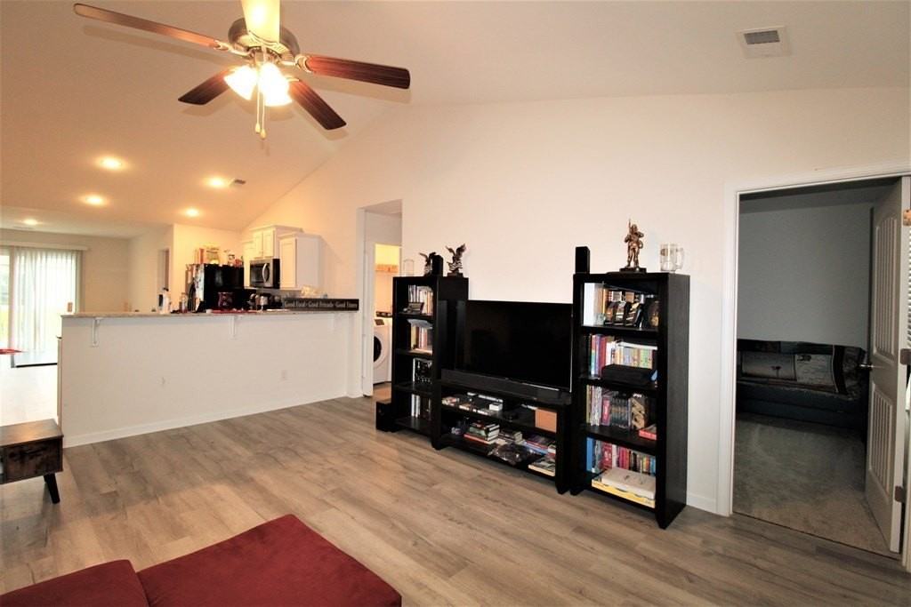 445 Conifer St - Photo 4 of 19