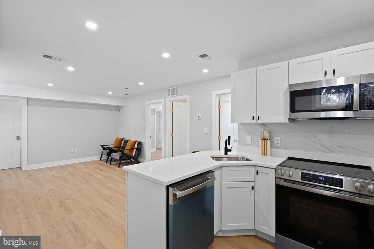 1301 Somerset Pl Nw - Photo 3 of 24