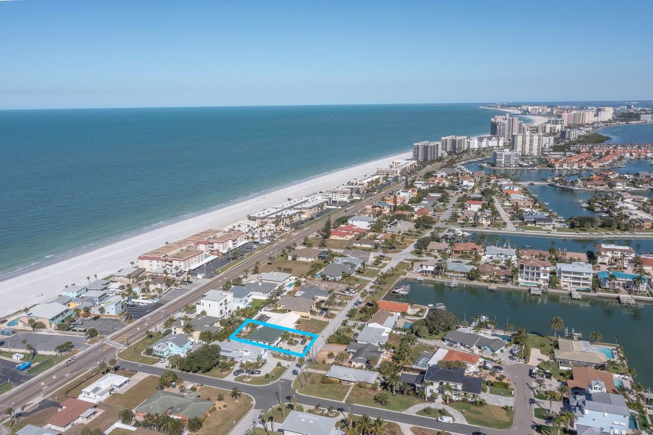 2710 Hibiscus Dr W - Photo 2 of 50