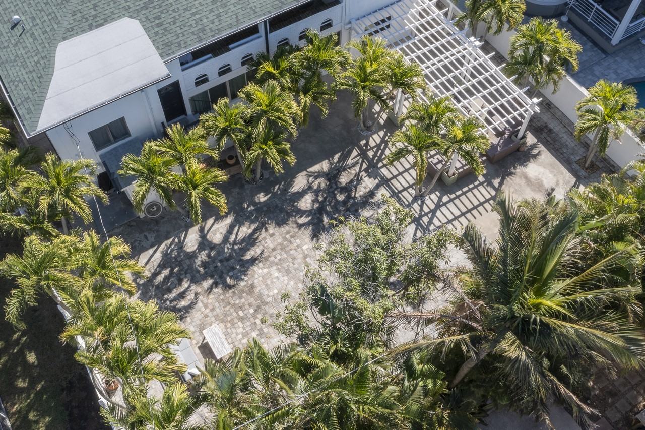 2710 Hibiscus Dr W - Photo 4 of 50