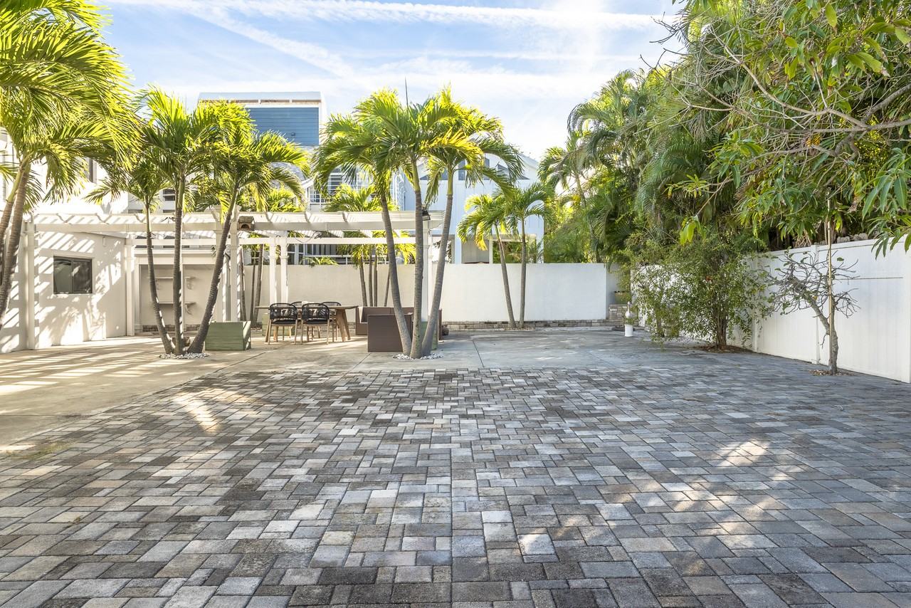 2710 Hibiscus Dr W - Photo 6 of 50