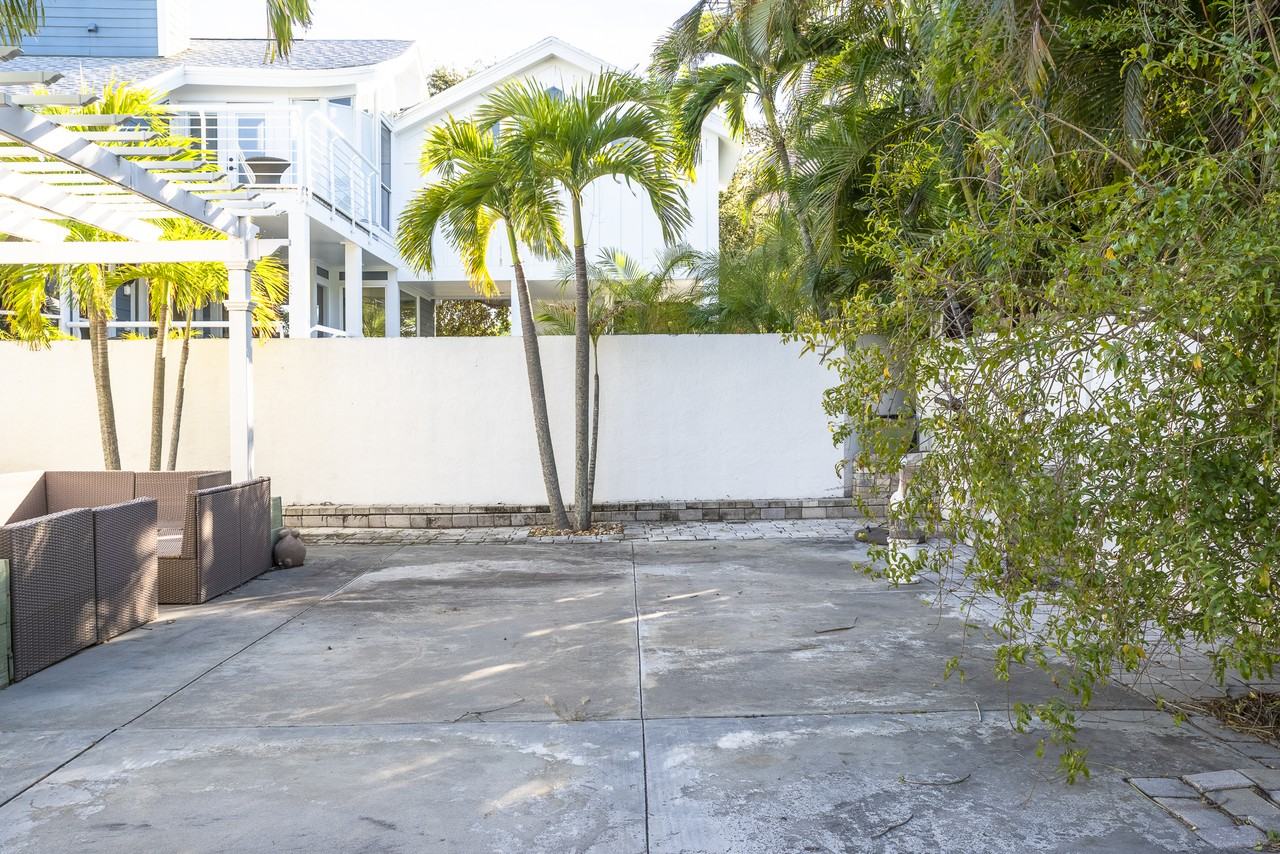 2710 Hibiscus Dr W - Photo 7 of 50