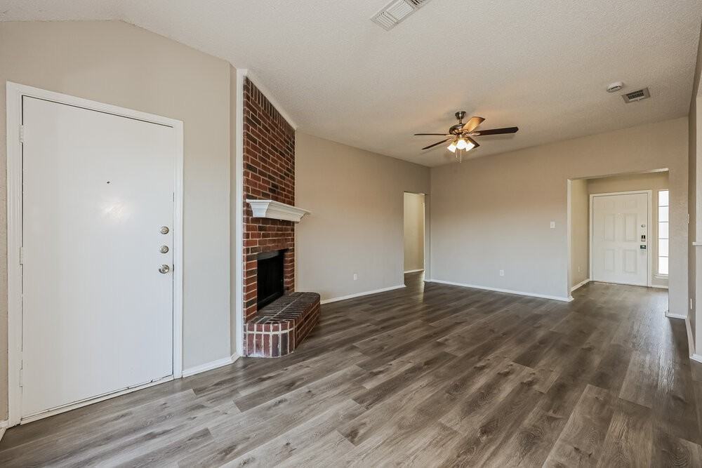1041 Glencrest Dr - Photo 3 of 16