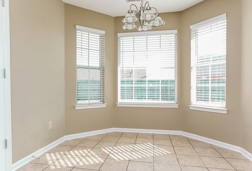 7470 Jennifer Dr - Photo 5 of 15