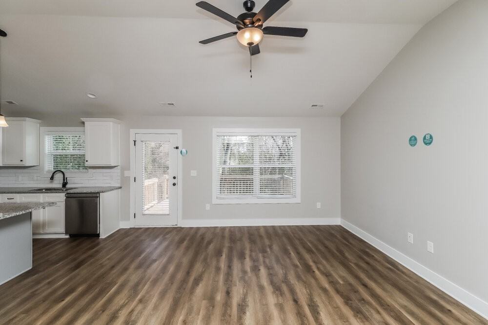 528 Hillandale St Ne - Photo 4 of 19