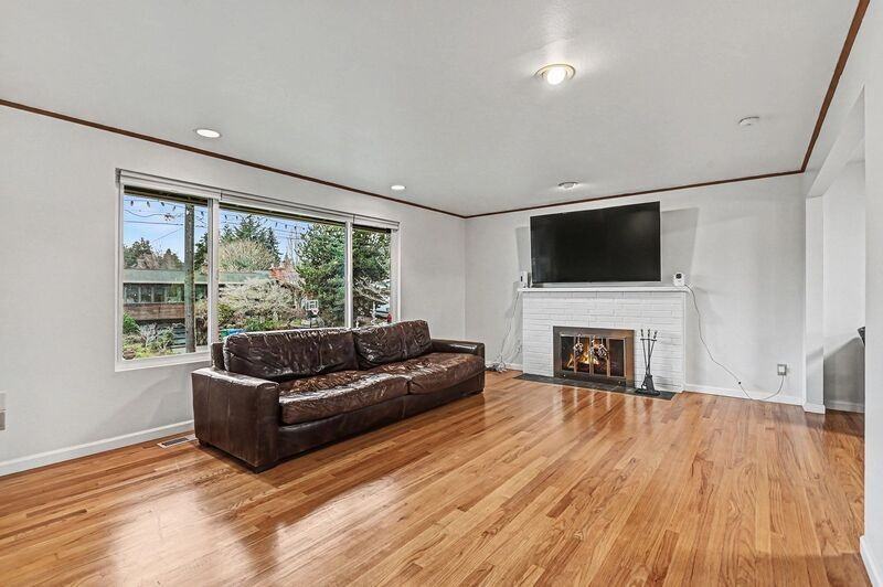 7028 39th Ave Ne - Photo 5 of 26