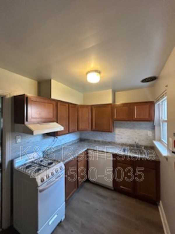 1441 Lincoln Way - Photo 4 of 7