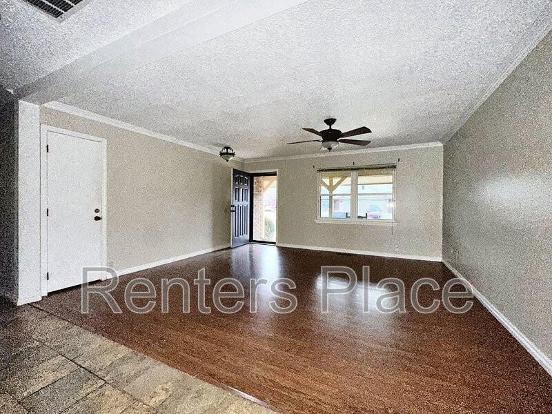 302 N Wortman Ave - Photo 3 of 18