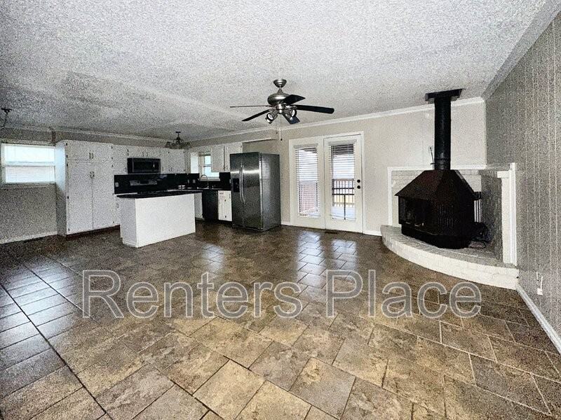 302 N Wortman Ave - Photo 4 of 18