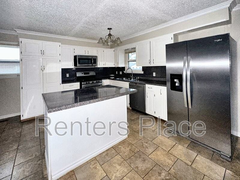 302 N Wortman Ave - Photo 5 of 18