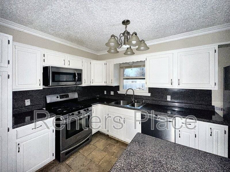 302 N Wortman Ave - Photo 6 of 18