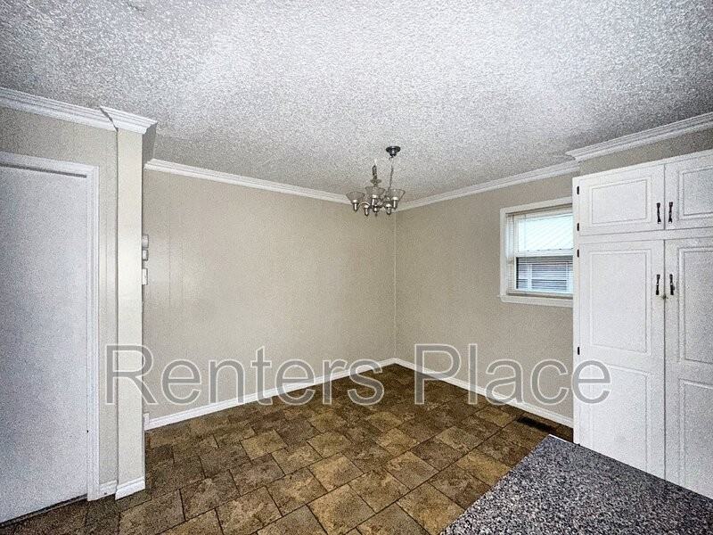 302 N Wortman Ave - Photo 7 of 18