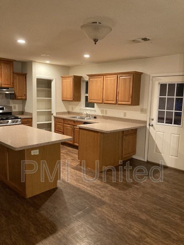 417 N Bradshaw St - Photo 5 of 24