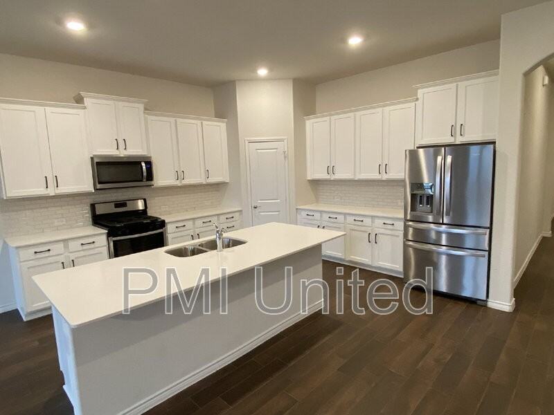 2920 Brady Starr Dr - Photo 4 of 24