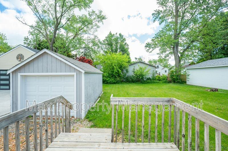 2409 45th St - Photo 3 of 17