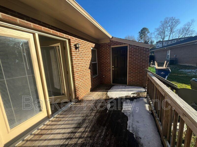 3127 Woodpecker Ct - Photo 7 of 9