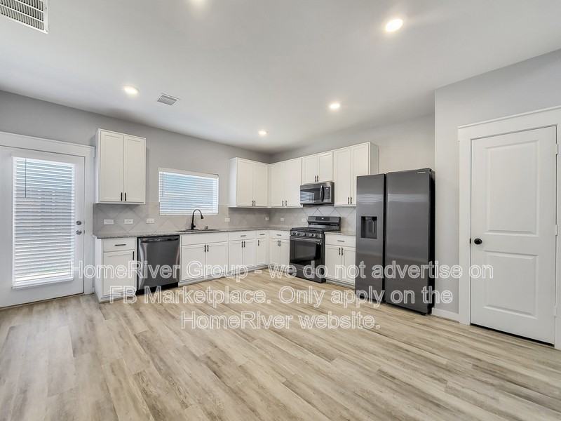 16807 Lisbon Ln - Photo 7 of 27