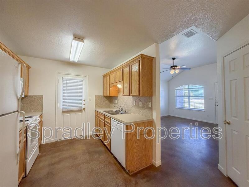 5504 Luxor Dr Apt B - Photo 3 of 19