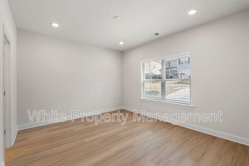 7805 Shadow Lawn Rd - Photo 3 of 27