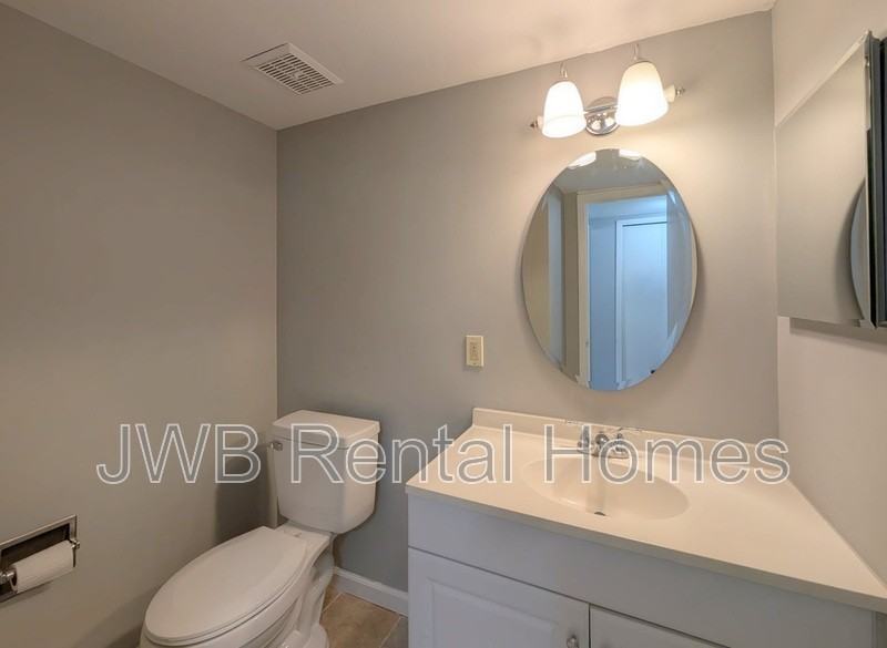 8159 Sutton Pl N - Photo 4 of 18