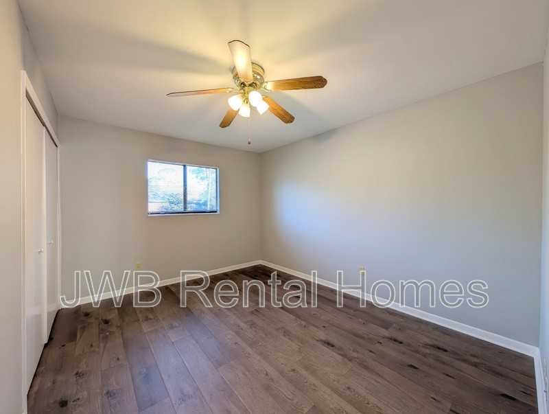 8159 Sutton Pl N - Photo 7 of 18