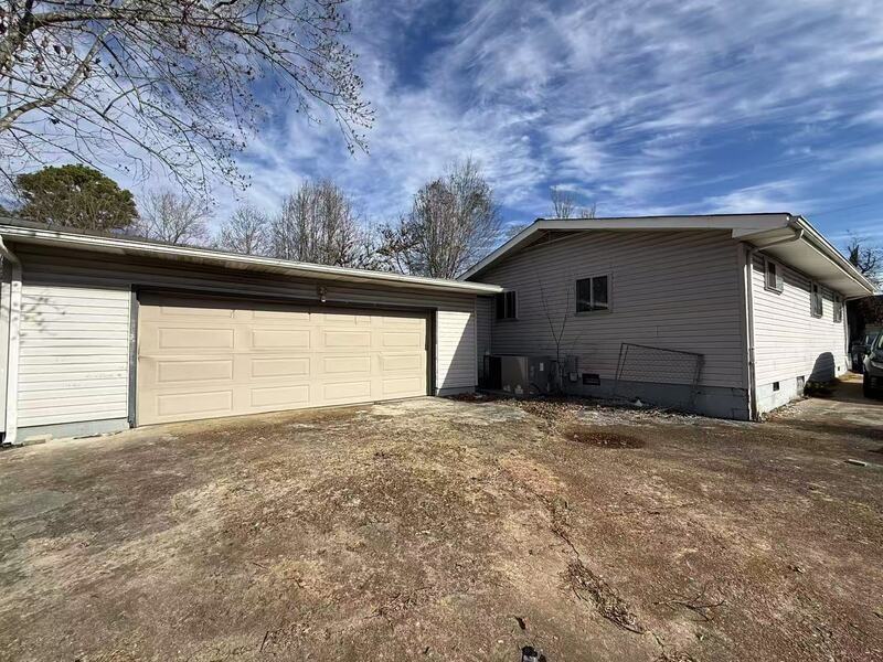 1607 S Mack Smith Rd - Photo 2 of 10