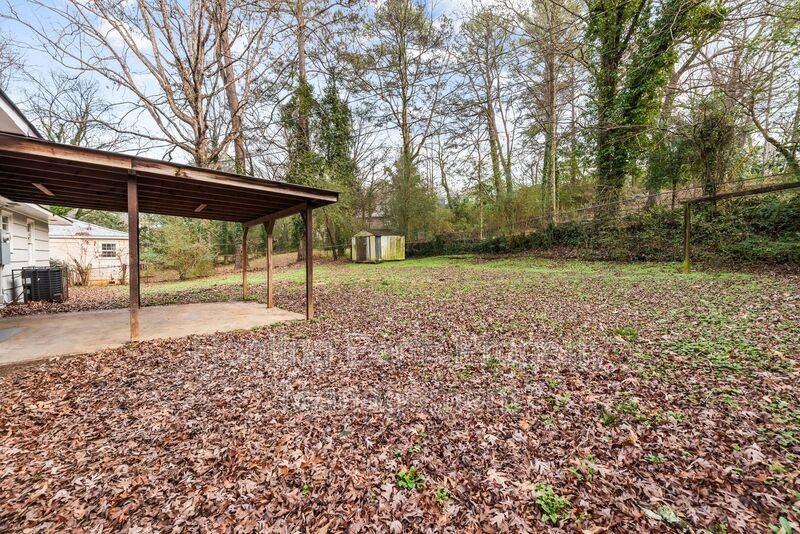 221 Lawson Rd - Photo 4 of 17