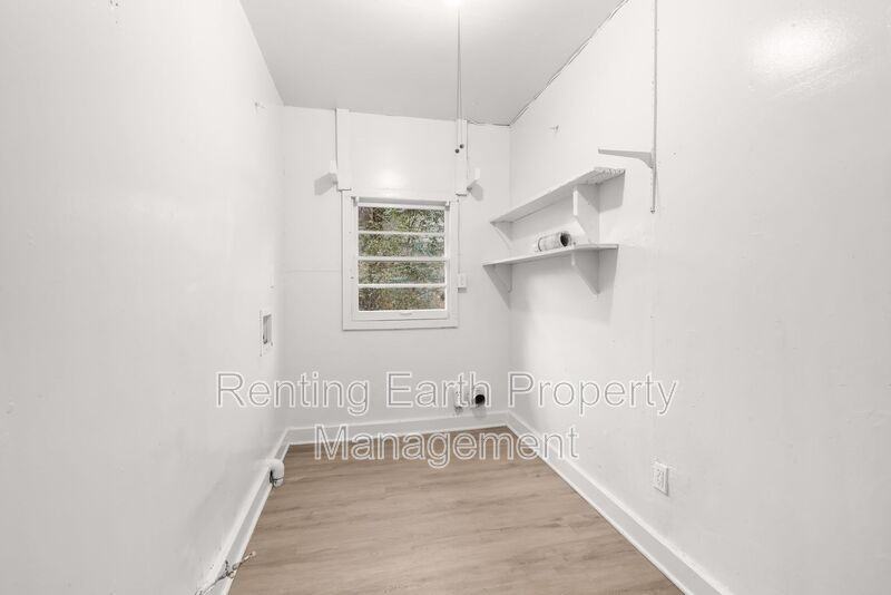 221 Lawson Rd - Photo 5 of 17