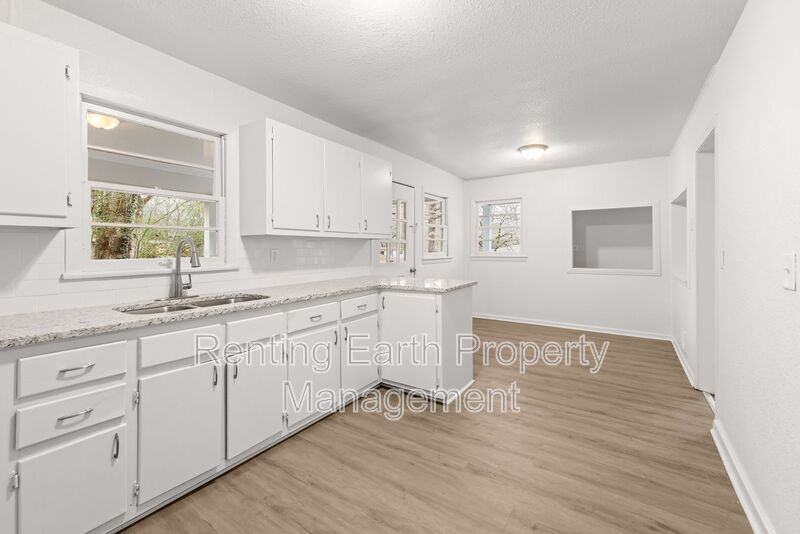 221 Lawson Rd - Photo 7 of 17