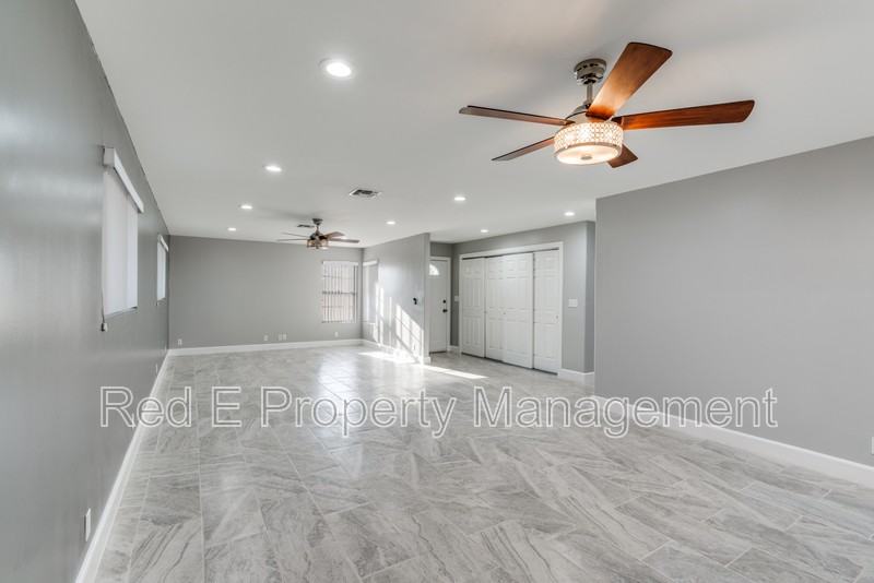 406 Sea Willow Dr - Photo 2 of 26