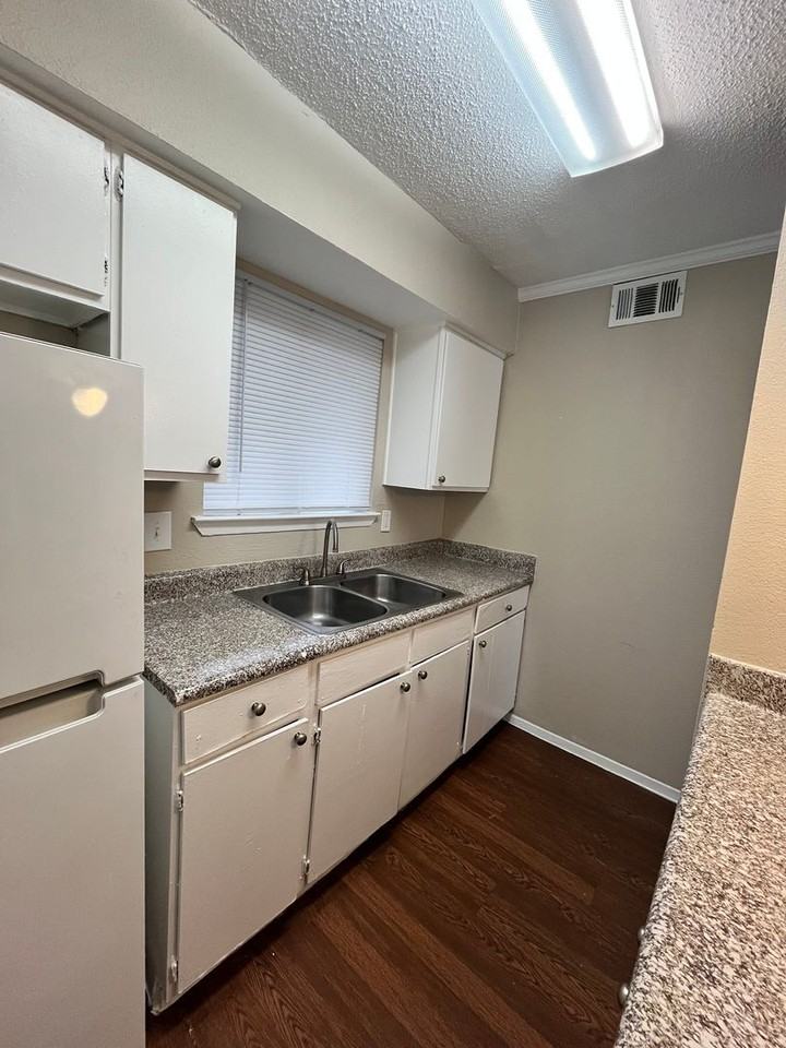 Spanish Garden Apartments - Photo 7 of 19