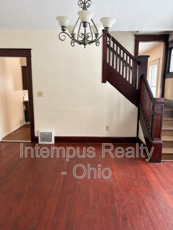 241 Sexton St - Photo 2 of 9