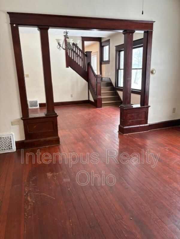 241 Sexton St - Photo 3 of 9