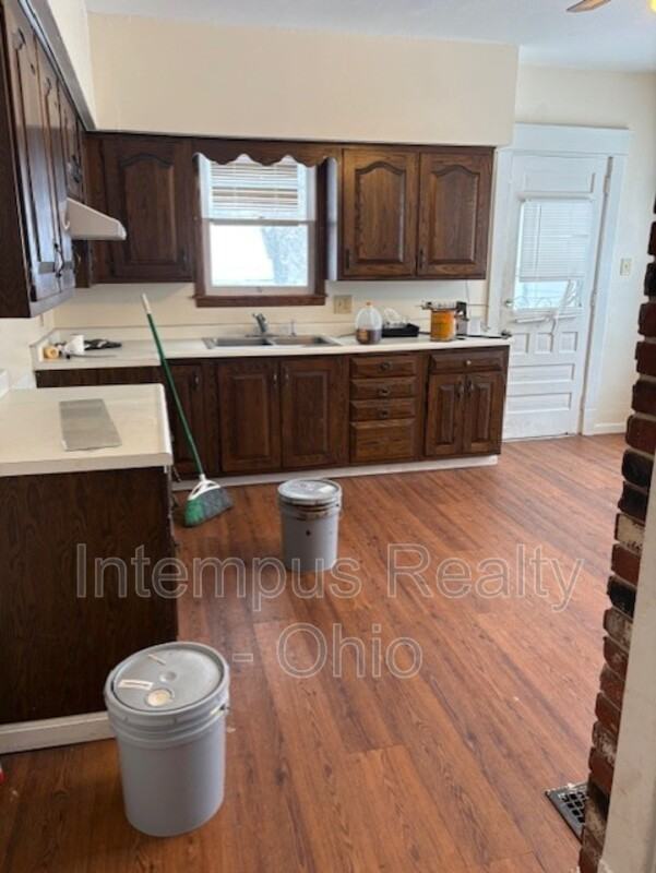 241 Sexton St - Photo 4 of 9