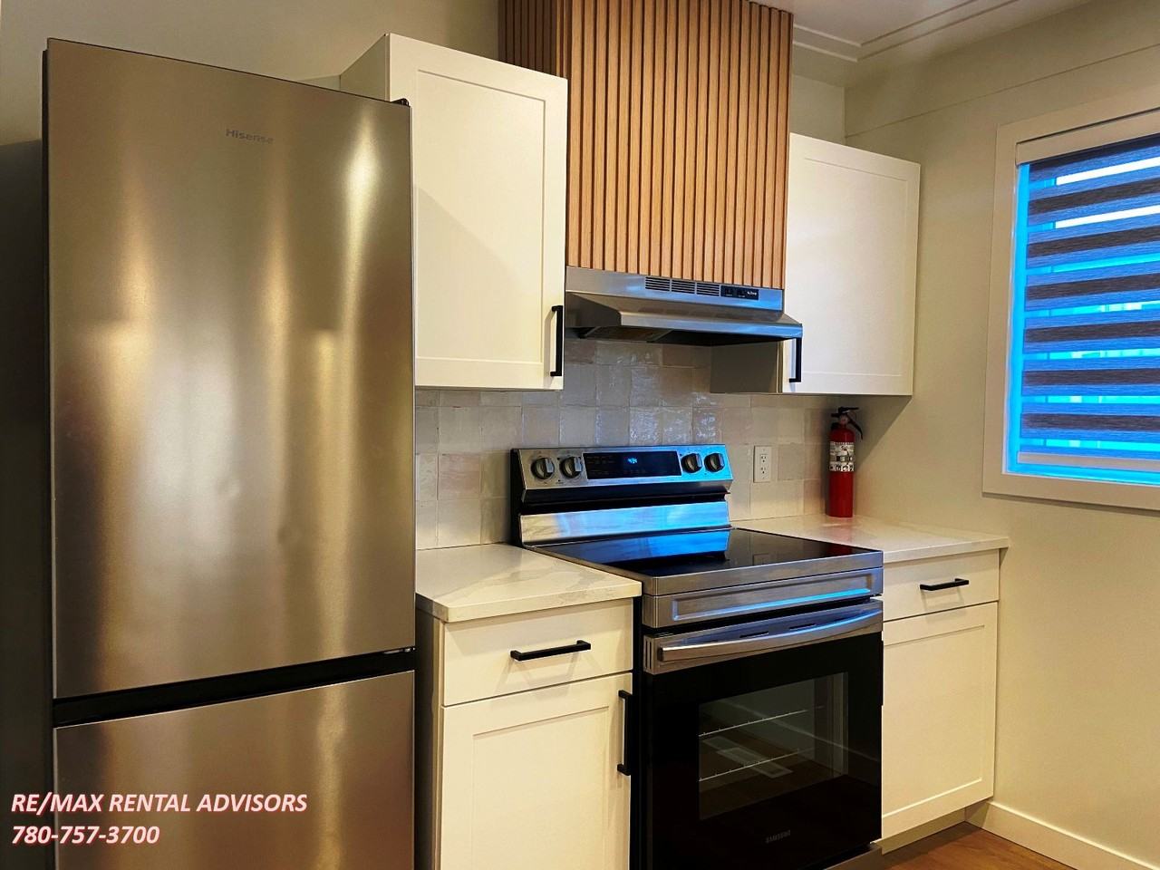 UPPER 8524 84 Avenue Northwest - Photo 4 of 16