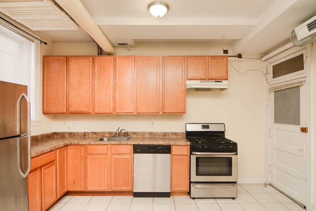 3325 N Lakewood Ave #G - Photo 2 of 17