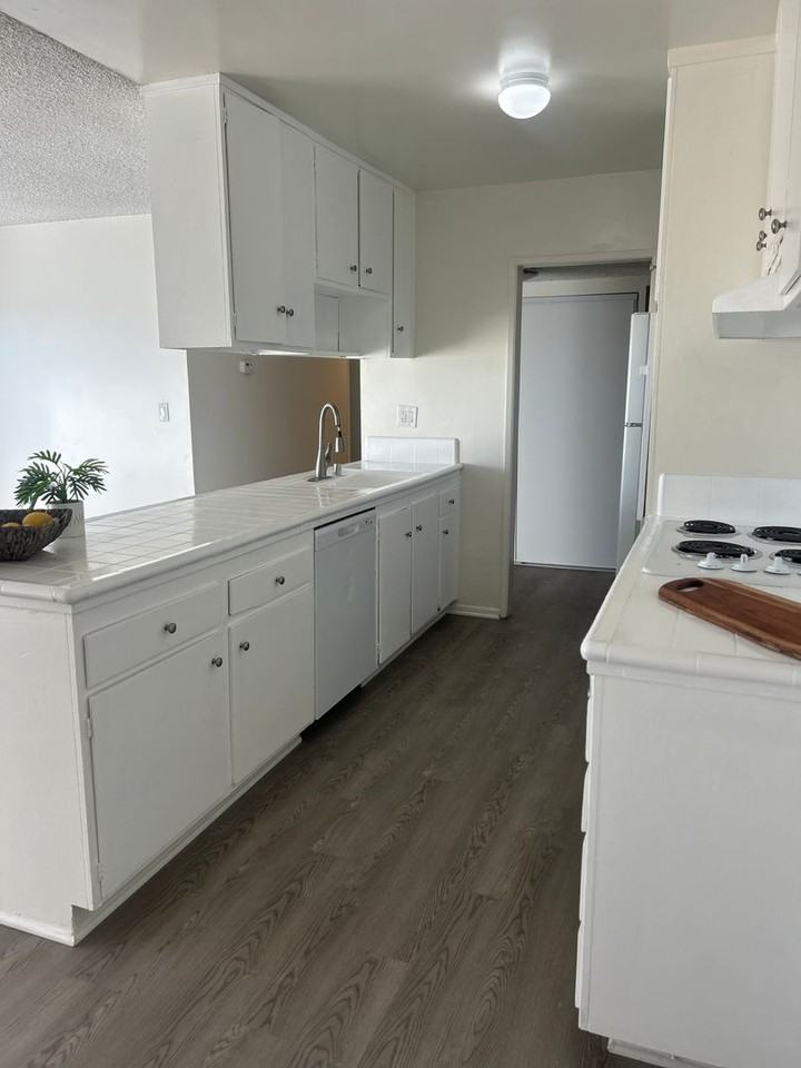 10200 De Soto Ave - Photo 5 of 19
