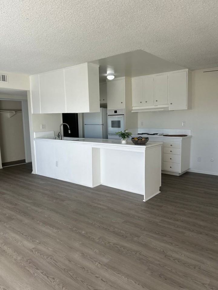 10200 De Soto Ave - Photo 6 of 19