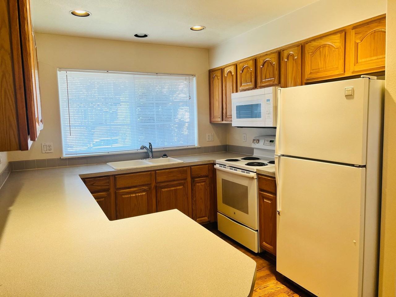 830 Ne 71st Ave - Photo 3 of 28