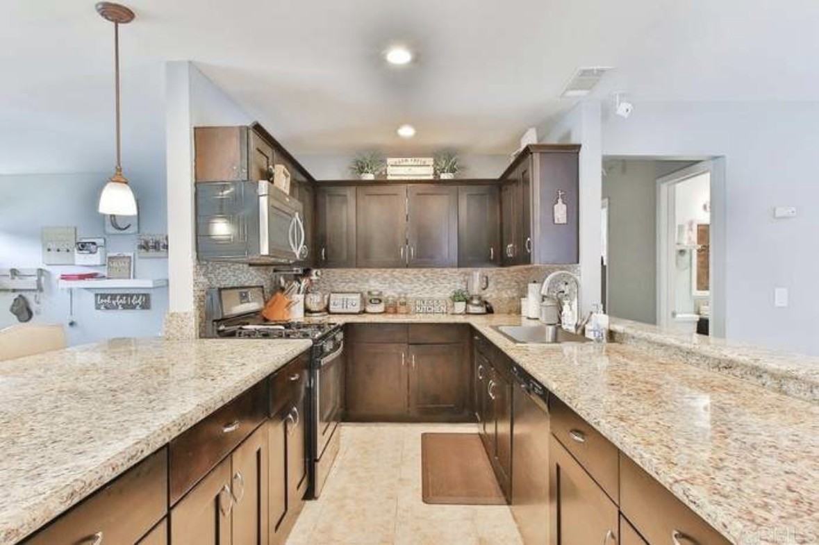 1228 Purdy St - Photo 5 of 19